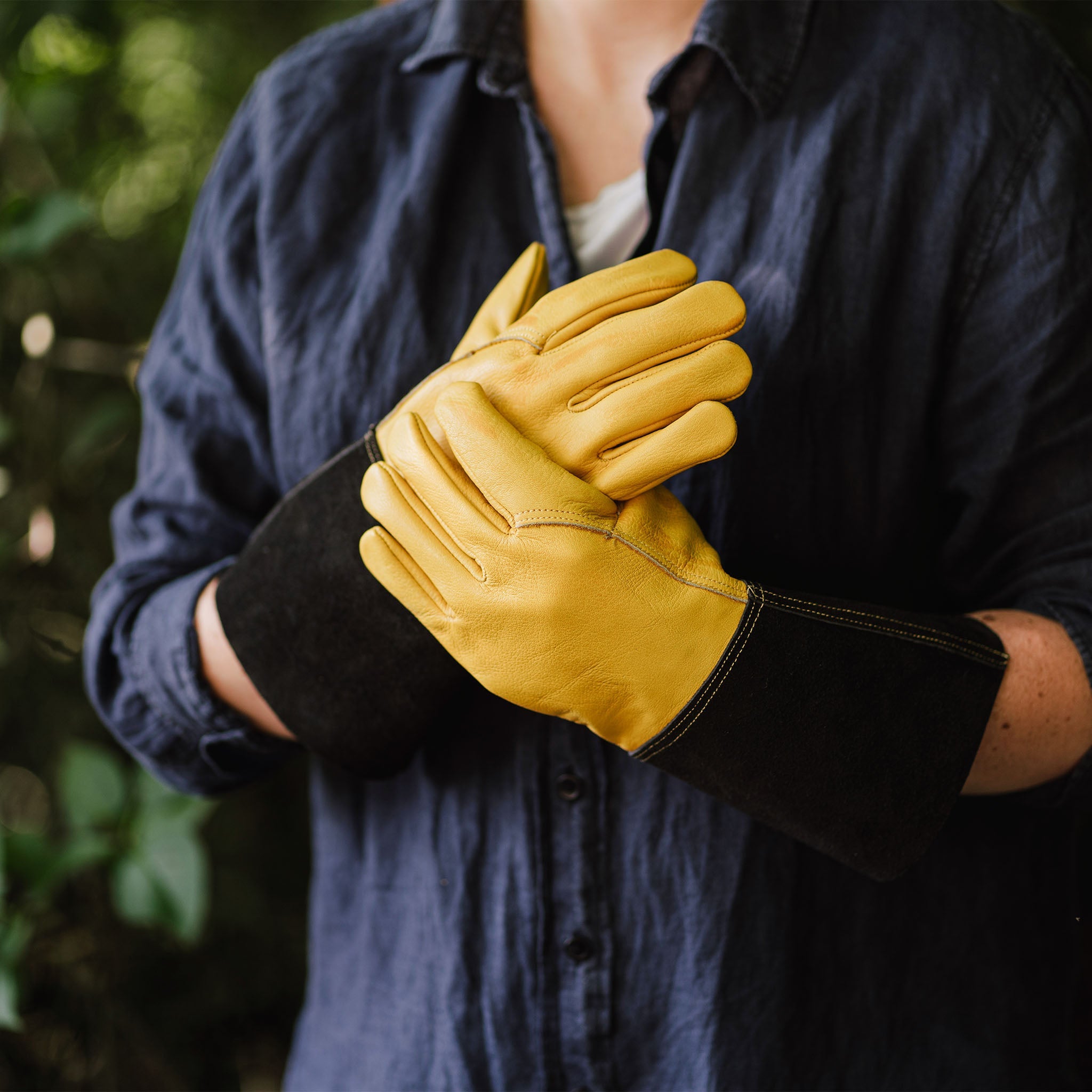 Kent & Stowe Luxury Leather Gauntlet Gloves in use