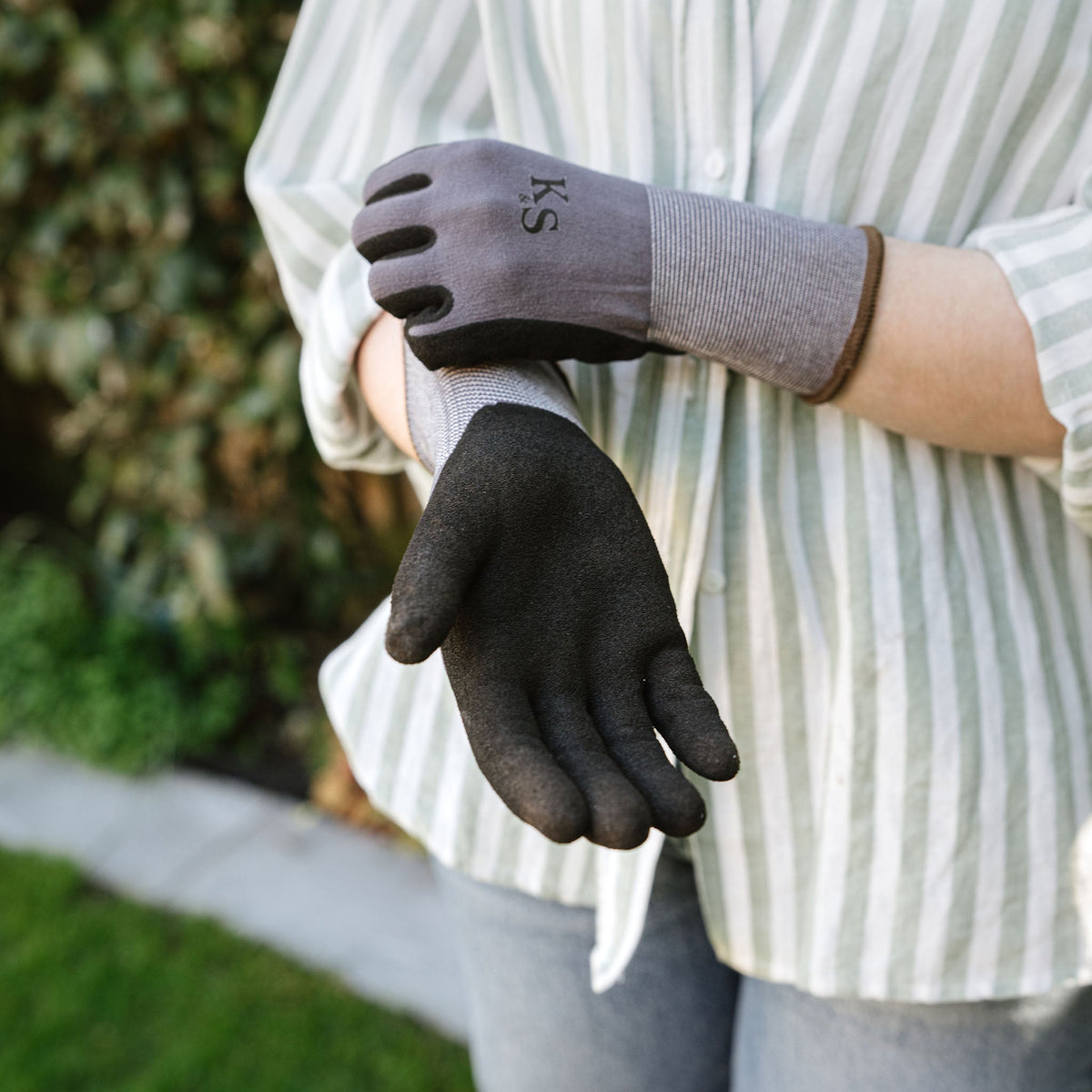 Kent & Stowe Premium Seed & Weed Gloves lifestyle 1