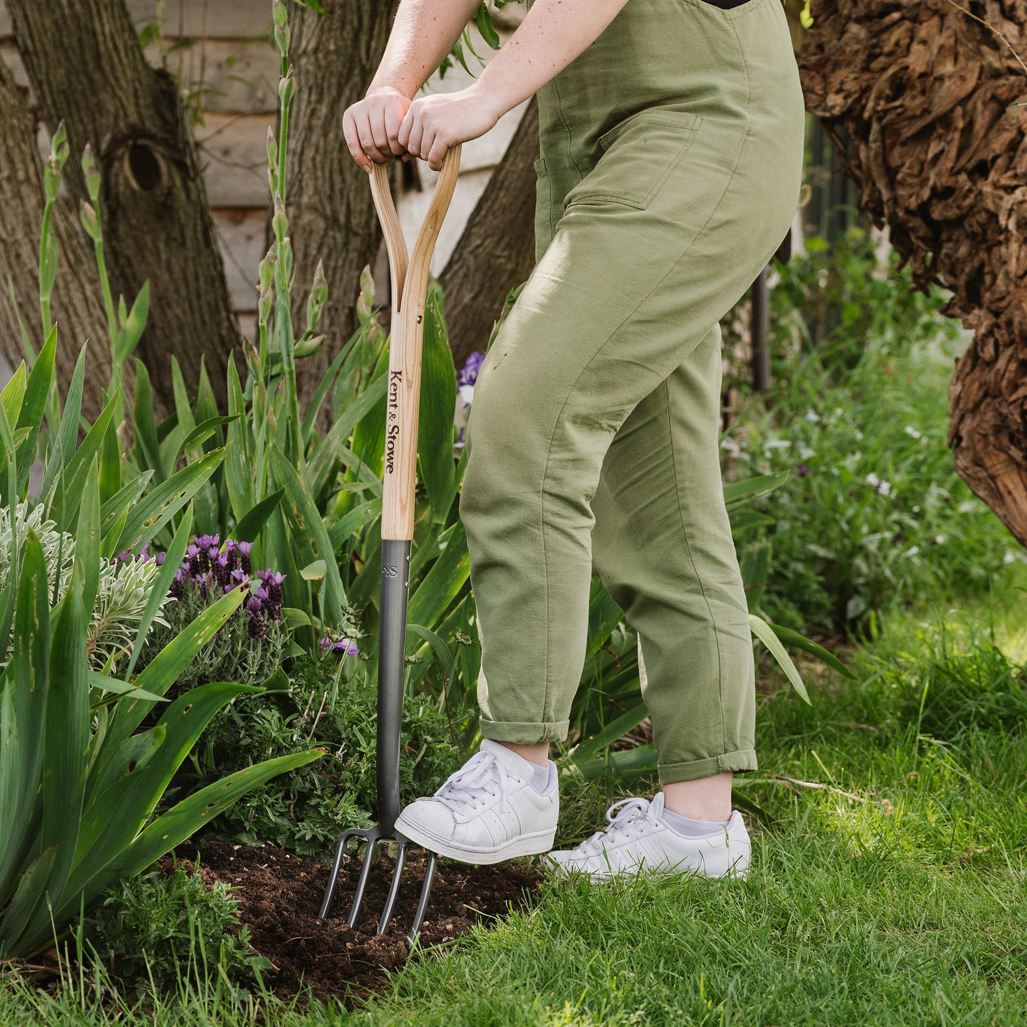 Kent & Stowe Carbon Steel Border Fork in use