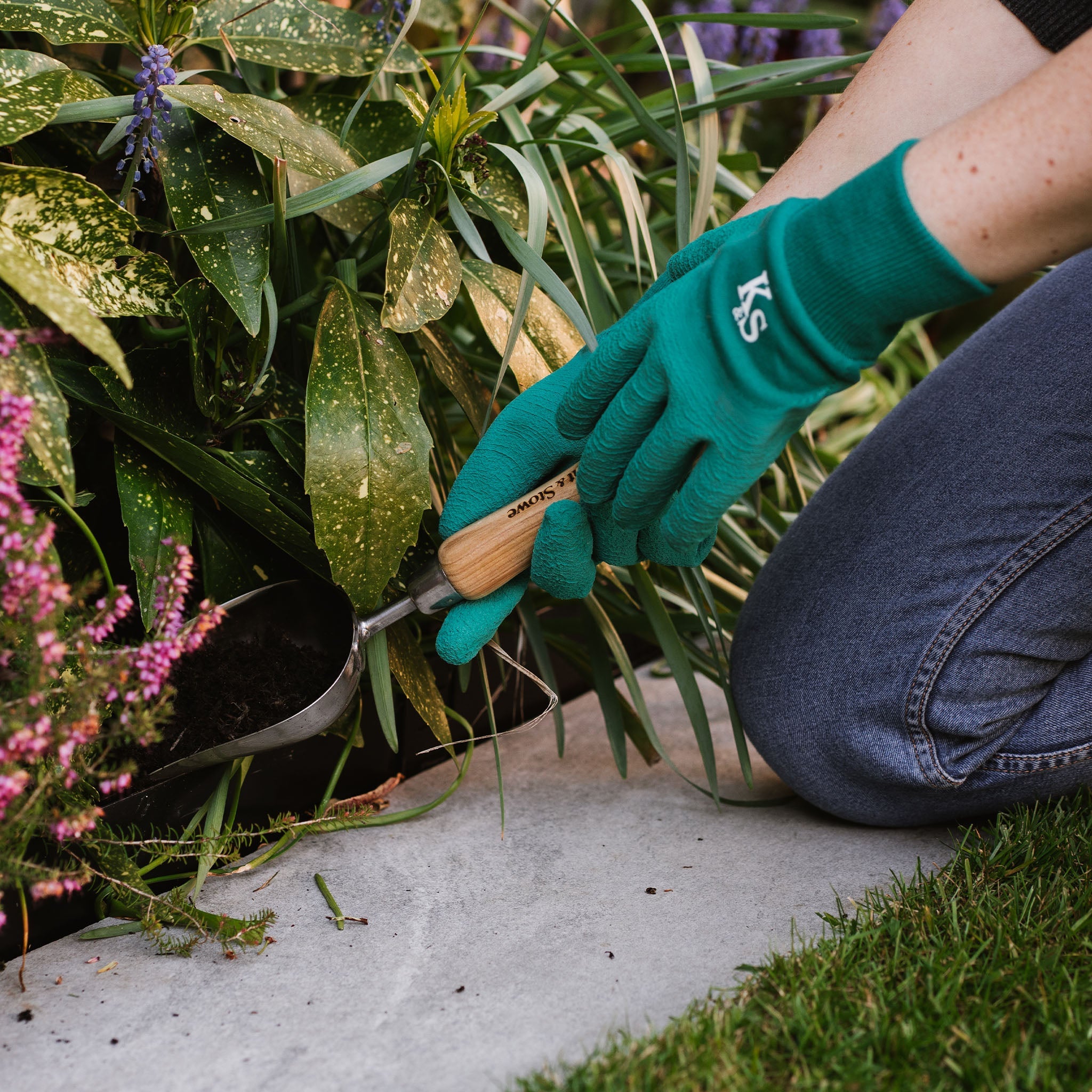 Kent & Stowe Green Ultimate All Round Gardening Gloves detail