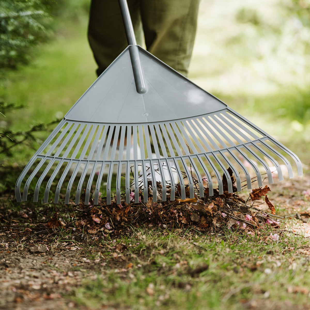 Kent & Stowe Ultimate Fibre Glass Handle Leaf Rake lifestyle
