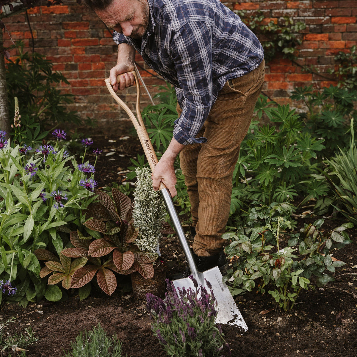 Kent & Stowe Stainless Steel Digging Spade blade detail