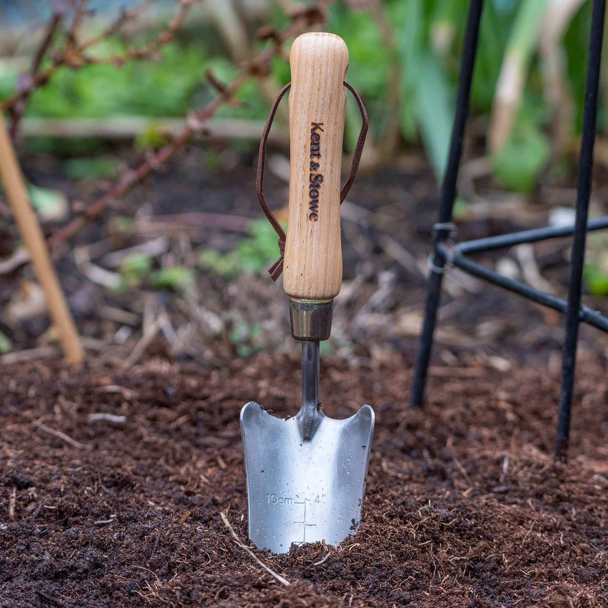 Kent & Stowe Stainless Steel Hand Transplanting Trowel blade detail
