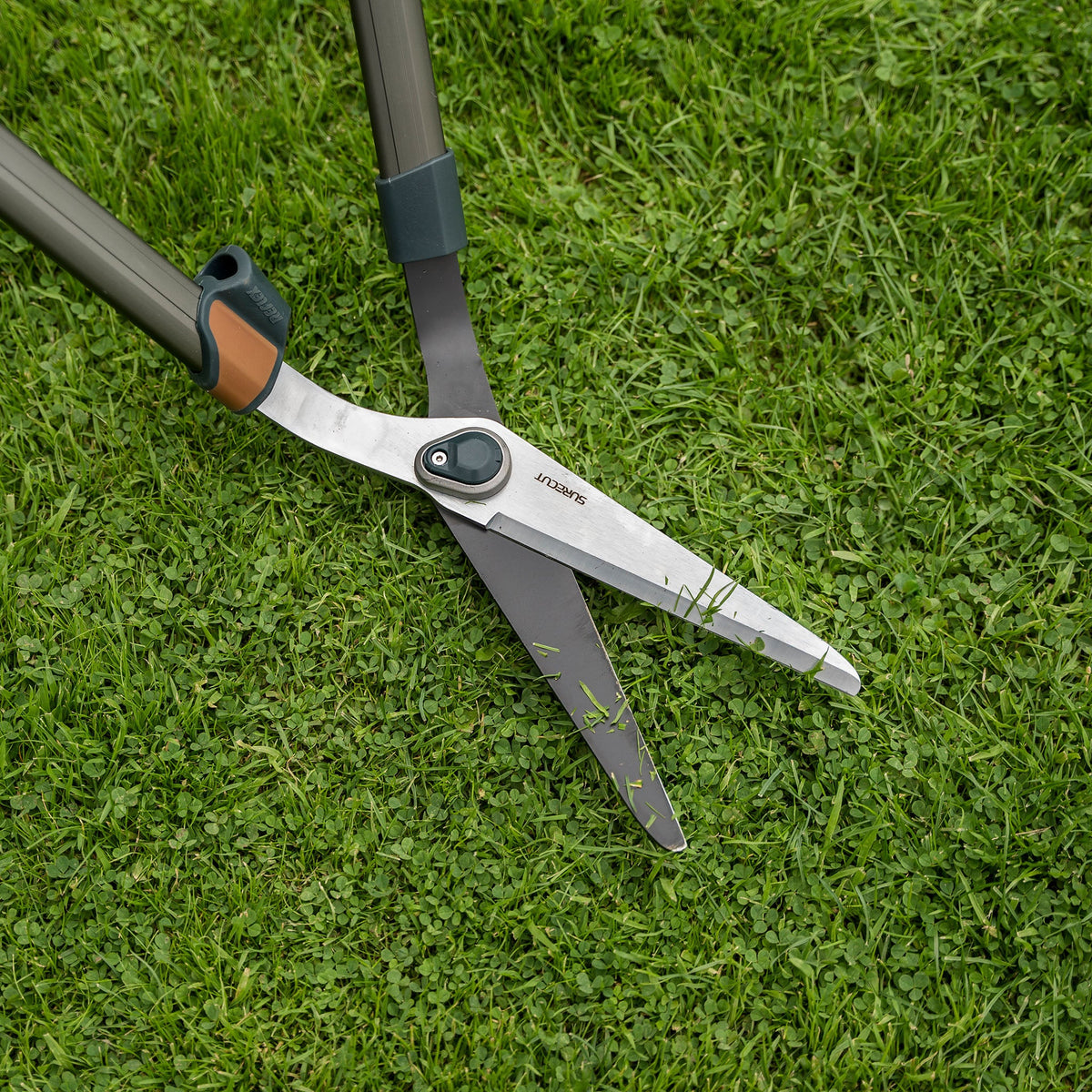 Kent & Stowe SureCut Adjustable Height Lawn Shears detail